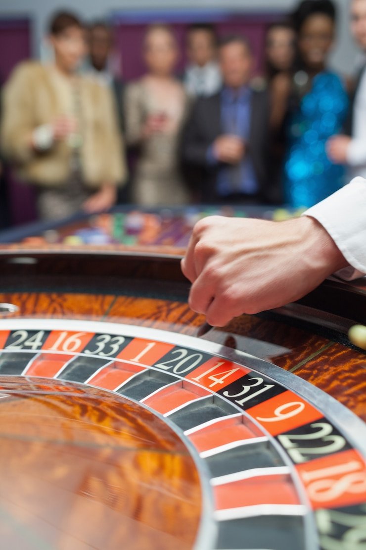 Dealer profesional royalhoki77 dalam studio kasino langsung